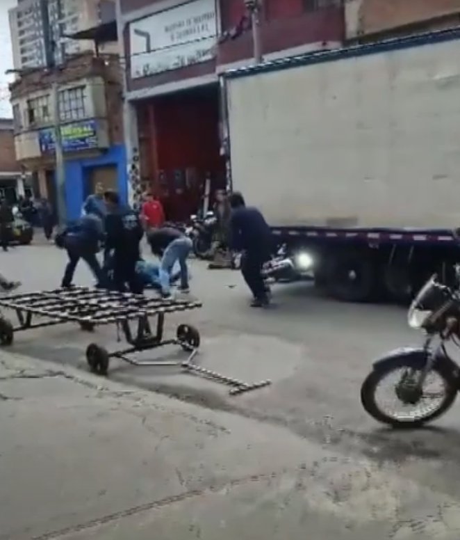 Delincuentes fueron arrollados tras intento de fleteo en Bogotá Comerciantes y ciudadanos unieron fuerzas para frustrar un fleteo en el sector de Ricaurte. Así detuvieron a los delincuentes.