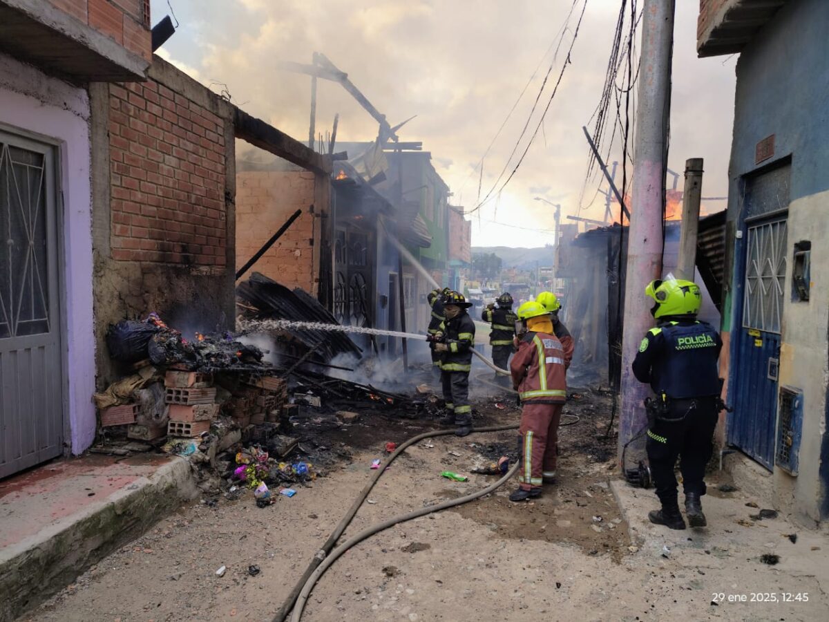 Doloroso relato de vecino que presenció la muerte de 2 niñas en incendio de Soacha Los vecinos del barrio Ducales (Soacha) dieron detalles sobre el incendio que cobró la vida de 2 hermanitas de 4 y 7 años.
