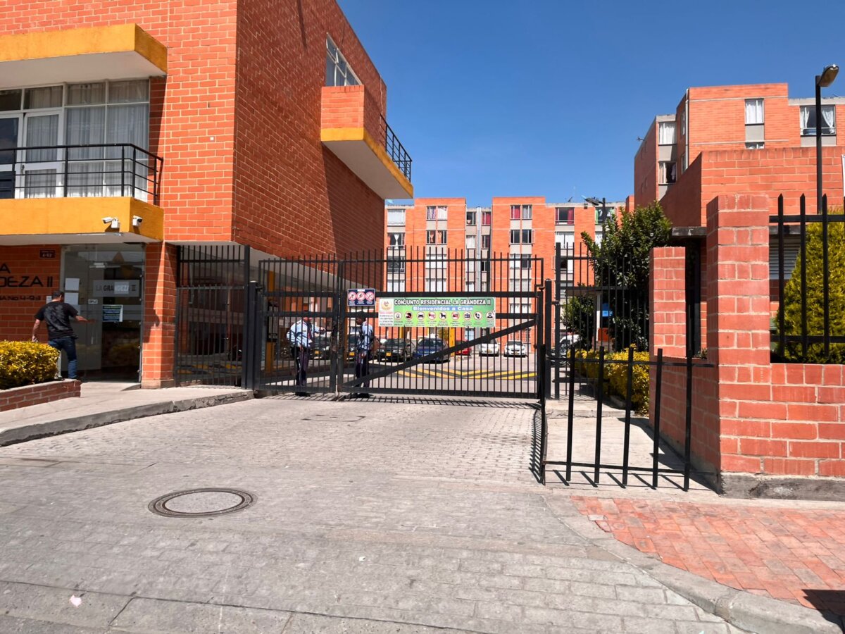 Doloroso testimonio sobre el asesinato de padre e hija en Soacha: allegado contó detalles 1 Doloroso testimonio sobre el asesinato de padre e hija en Soacha: allegado contó detalles Q’HUBO habló en exclusiva con un allegado del padre y la hija que fueron asesinados en el municipio de Soacha el pasado 11 de enero. Lea el relato.