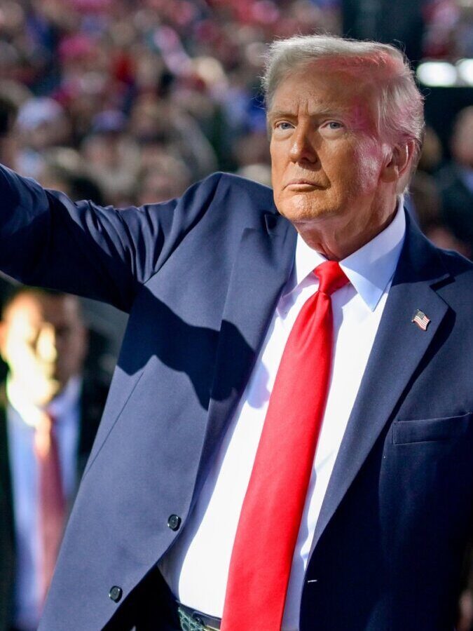 Donald Trump plantea comprar Groenlandia y renombrar el Golfo de México En una rueda de prensa reciente, Trump mencionó su deseo de tomar el control de Groenlandia, argumentando que su posesión es crucial para la seguridad nacional de Estados Unidos.
