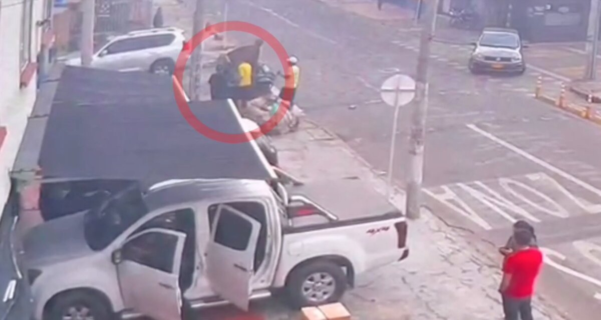 Dos delincuentes fueron sorprendidos robando cableado en una alcantarilla de Barrios Unidos 1 Dos delincuentes fueron sorprendidos robando cableado en una alcantarilla de Barrios Unidos Los delincuentes, de entre 19 y 23 años, se hacían pasar por recicladores para no levantar sospechas.