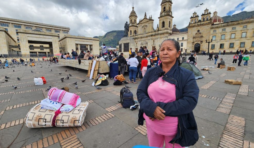 Duro relato de mujer desplazada por la violencia en el Catatumbo: "Estamos destrozados" Q'HUBO estuvo en el centro de la capital, hablando con Sandra Rincón, una de las mujeres que tuvo que huir del Catatumbo por la ola de violencia.