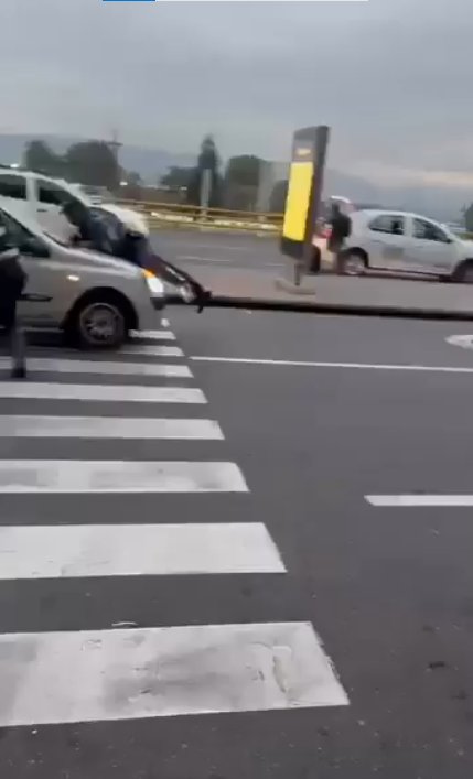 EN VIDEO: Conductor arrolló a agente de tránsito en El Dorado 1 EN VIDEO: Conductor arrolló a agente de tránsito en El Dorado Ante el reprochable actuar del conductor, la Secretaría de Movilidad de Bogotá se pronunció, asegurando que el hecho no quedará impune.
