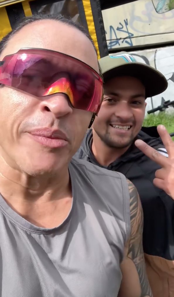 EN VIDEO: Elvis Crespo se montó a bicitaxi de un fan en Bogotá El artista estaba haciendo ejercicio en la capital colombiana cuando se encontró con el fan.
