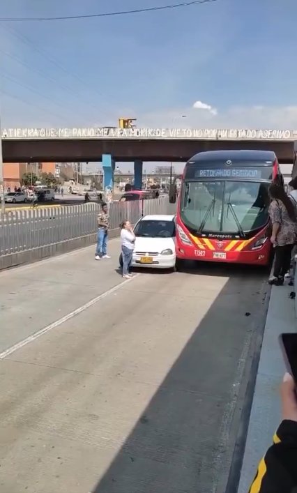 EN VIDEO: Mujer que manejaba en el carril exclusivo de TransMilenio se estrelló con un bus y le reclamó al conductor Tras el choque, la mujer bajó de su vehículo para reclamarle al conductor del bus.