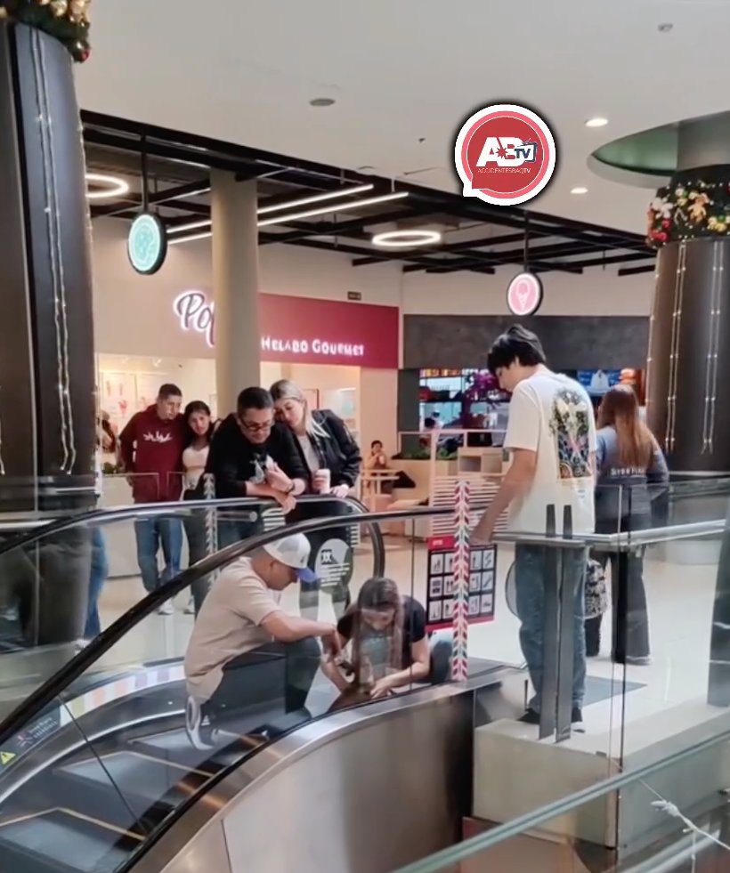 EN VIDEO: Perrito quedó atrapado en escaleras eléctricas de centro comercial El collar del perro quedó atrapado en las escaleras.