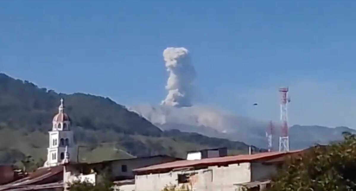 EN VIDEO: Se registró una gran columna de humo en el Nevado del Ruiz; ¿qué sucedió? 1 EN VIDEO: Se registró una gran columna de humo en el Nevado del Ruiz; ¿qué sucedió? El Servicio Geológico Colombiano (SGC) explicó por qué se vio una gran columna de humo sobre el volcán del Nevado del Ruiz.