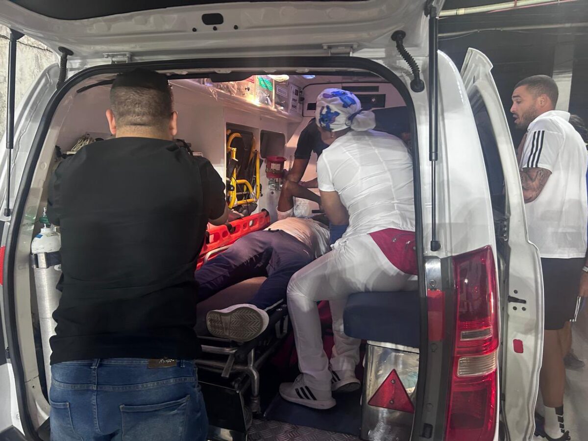 EN VIDEO: atacaron bus de Millonarios en Santa Marta. Un jugador está herido Debido al impacto de las esquirlas en sus ojos, el arquero Iván Arboleda fue remitido a un centro médico. Está en duda la realización del encuentro.