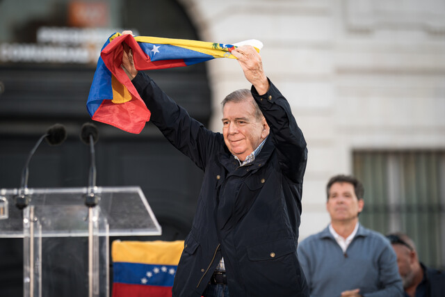 Edmundo asegura que "muy pronto" viajará a Venezuela para tomar posesión 1 Edmundo asegura que "muy pronto" viajará a Venezuela para tomar posesión González ha subrayado que el presidente Nicolás Maduro "ha violentado la Constitución y la voluntad soberana de los venezolanos.