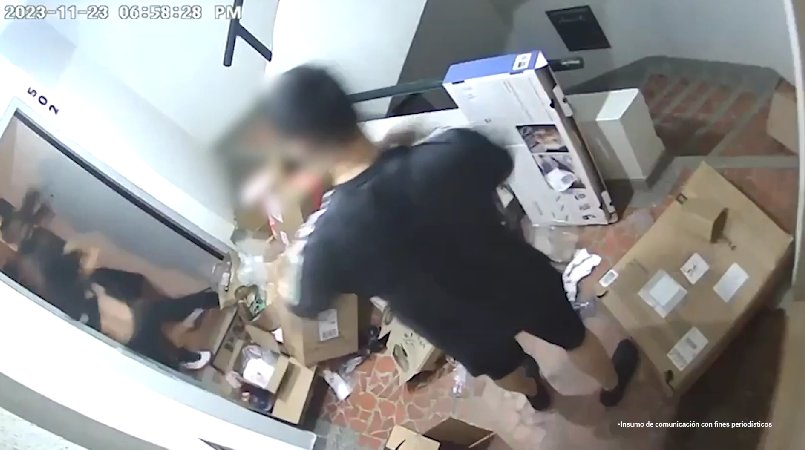 Envían a la cárcel a canadiense que habría secuestrado y torturado a una empleada en un apartamento de Medellín 1 Envían a la cárcel a canadiense que habría secuestrado y torturado a una empleada en un apartamento de Medellín Raymond Arthur JR Cornish fue acusado de secuestrar y torturar a una mujer de 42 años quien realizaba labores de servicio general.