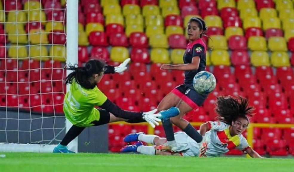 Estas son las escuelas de futbol femenino gratuitas en Bogotá Bogotá abre inscripciones gratuitas para escuelas de fútbol femenino, ofreciendo formación profesional a niñas y jóvenes entre 6 y 17 años.