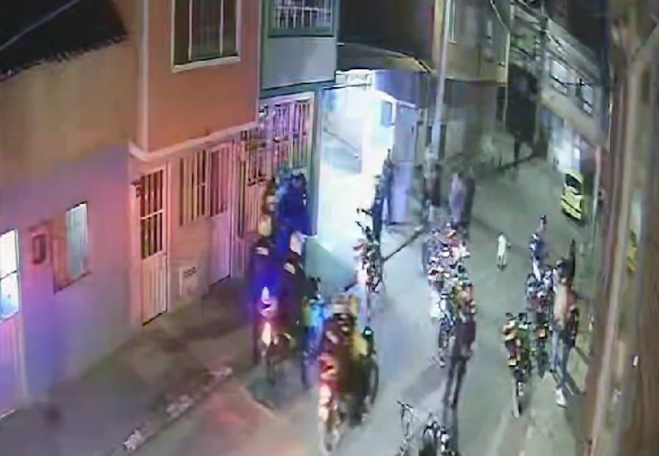 Falsos policías intentaron robar una motocicleta en un parqueadero de Bosa: así los capturaron Los delincuentes intentaron robar la motocicleta en la localidad de Bosa, argumentando estar en un supuesto operativo.