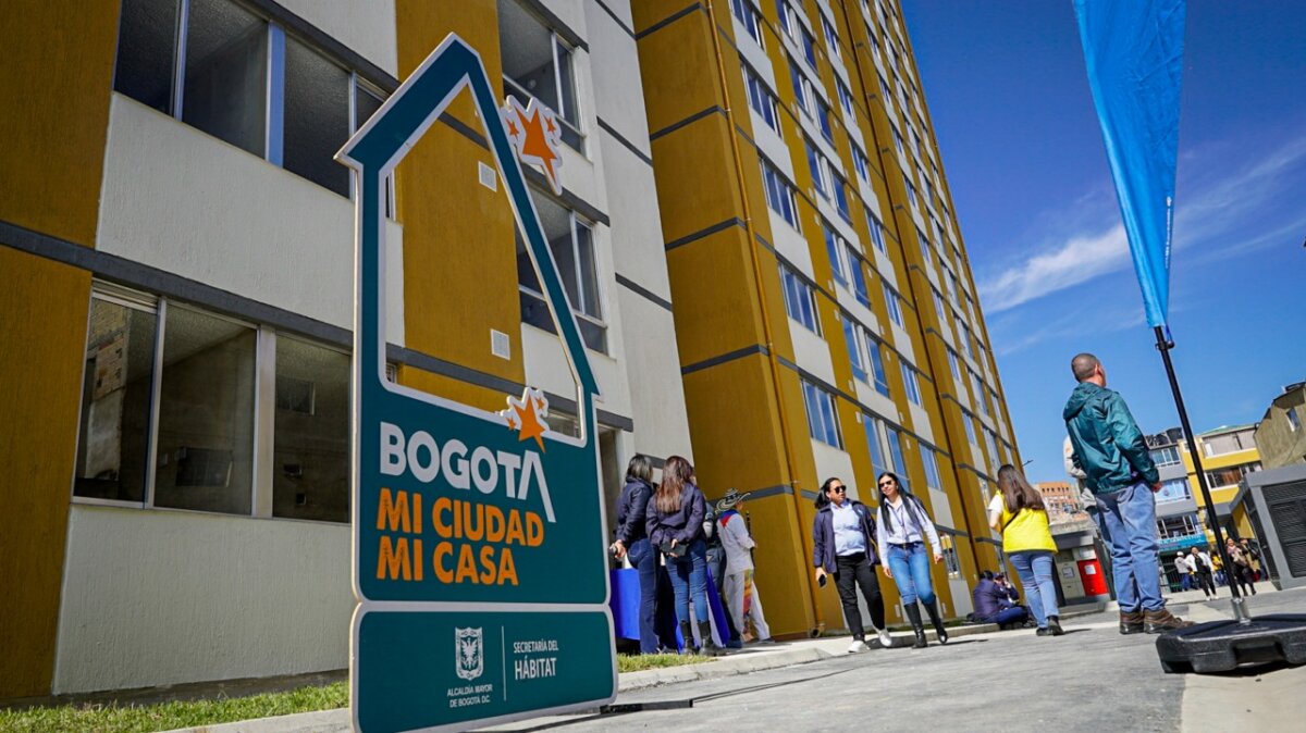 Feria de Vivienda 'Mi Casa' en Bogotá: Así se puede inscribir en los más de 20.000 subsidios de vivienda 1 Feria de Vivienda 'Mi Casa' en Bogotá: Así se puede inscribir en los más de 20.000 subsidios de vivienda El evento ofrecerá más de 2.500 subsidios dentro de los programas Oferta Preferente y Reactiva tu Compra, lo que representa un aumento significativo respecto a la última feria.