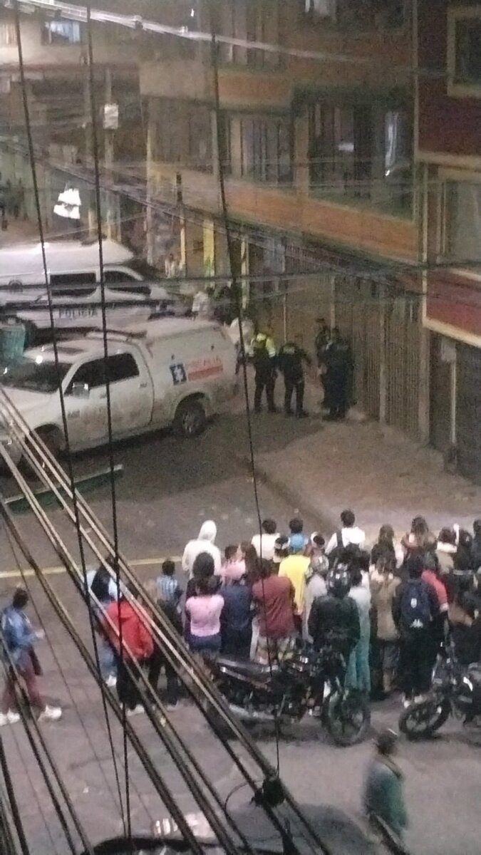 Hombre asesinado en Kennedy habría sido agredido por su primo Según información preliminar, el agresor sería un familiar de la víctima fatal, aunque hasta el momento se desconoce su identidad.