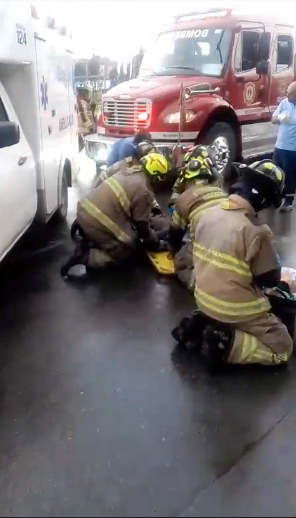 Hombre cae en carril de Transmilenio tras lanzarse desde un puente 1 Hombre cae en carril de Transmilenio tras lanzarse desde un puente Hombre resulta herido tras caer al carril de TransMilenio en la 30 con sexta. Bomberos atendieron la emergencia.