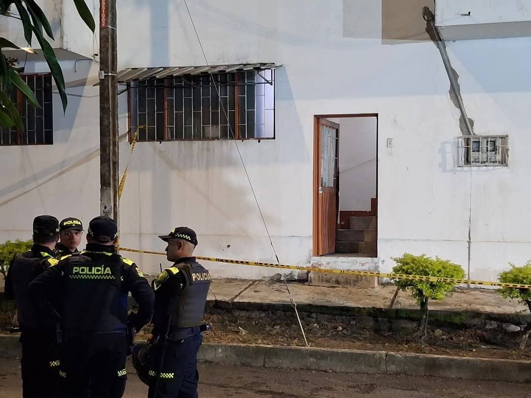 Hombre mató a su propia abuelita con un arma cortopunzante: vecinos evitaron que escapara Una adulta mayor de 61 años fue brutalmente asesinada por su nieto, un joven de aproximadamente 20 años. Esto es lo que se sabe.