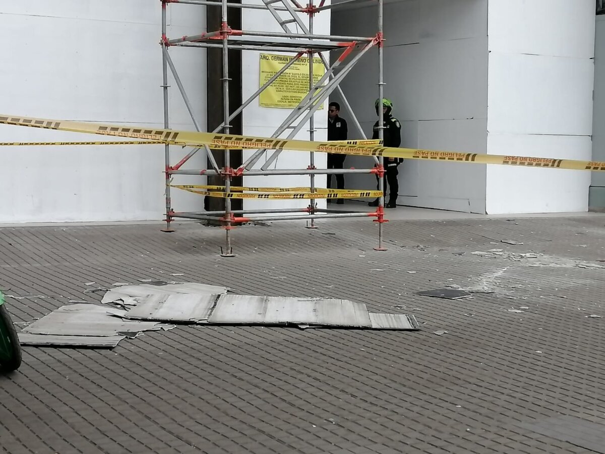 Hombre resultó herido tras caída de una estructura en un centro comercial en Bogotá: perdió un dedo 1 Hombre resultó herido tras caída de una estructura en un centro comercial en Bogotá: perdió un dedo Ante la situación, que provocó que el hombre perdiera uno de sus dedos, el centro comercial se pronunció brindando detalles de lo sucedido.