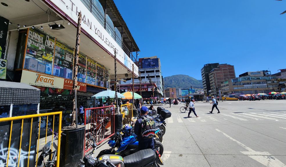 Hombre sobrevivió a un intento de sicariato en la avenida Caracas En pleno centro de Bogotá, un hombre fue atacado con arma de fuego y sufrió una grave herida en el rostro.