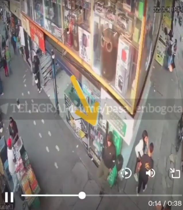 Hombre sobrevivió a un intento de sicariato en la avenida Caracas 1 Hombre sobrevivió a un intento de sicariato en la avenida Caracas En pleno centro de Bogotá, un hombre fue atacado con arma de fuego y sufrió una grave herida en el rostro.