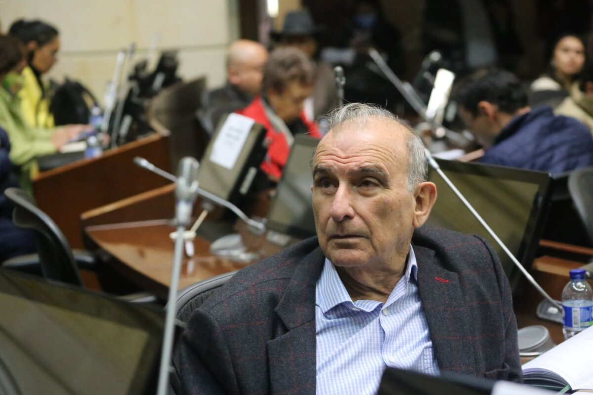 Humberto de la Calle renunció a su curul en el Senado 1 Humberto de la Calle renunció a su curul en el Senado Esta renuncia podría tener importantes implicaciones políticas de cara a las elecciones presidenciales de 2026.