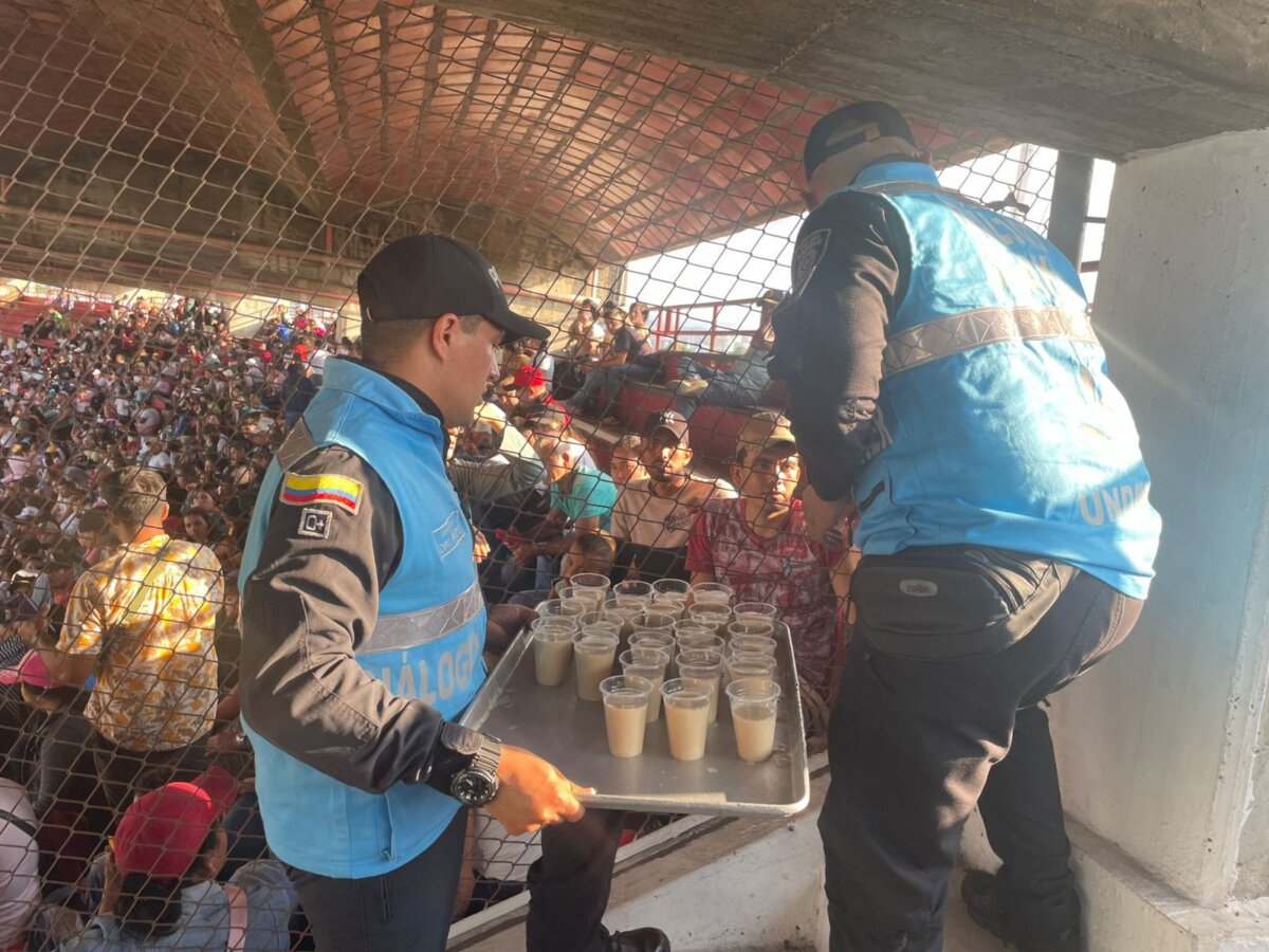ICBF, Undmo y Alcaldía de Cúcuta entregan alimentos a víctimas de la violencia en el Catatumbo 1 ICBF, Undmo y Alcaldía de Cúcuta entregan alimentos a víctimas de la violencia en el Catatumbo Se entregaron alimentos a 1.000 familias víctimas de la violencia en el Catatumbo, priorizando a niños y personas mayores.