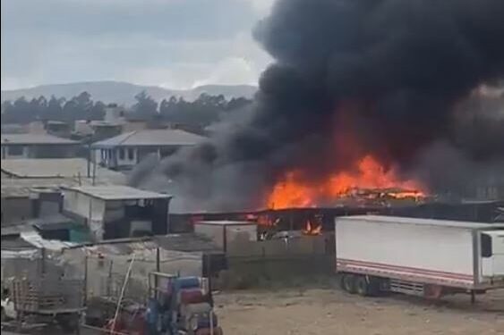EN VIDEO: se presentó un fuerte incendio en Mosquera. Bomberos lo apagaron Bomberos de Cundinamarca atienden el llamado de la comunidad por un uncendio que se presenta en el barrio Planadas de Mosquera.