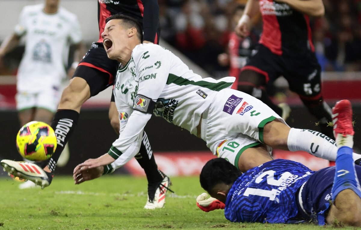 James empezó como era: fue capitán, comandó la remontada y hasta salió ovacionado A James le hicieron el penal que empató el juego parcialmente.