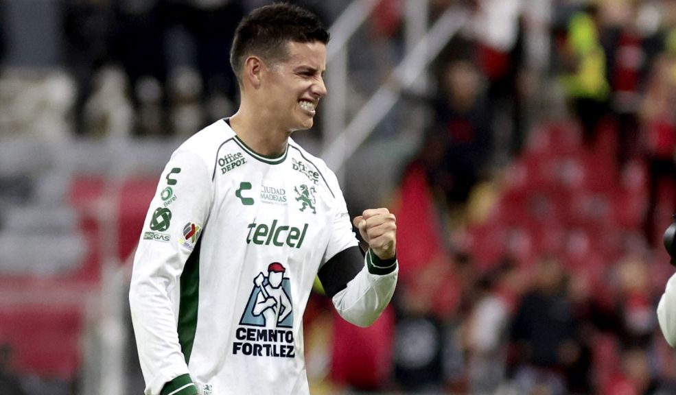 James empezó como era: fue capitán, comandó la remontada y hasta salió ovacionado A James le hicieron el penal que empató el juego parcialmente.