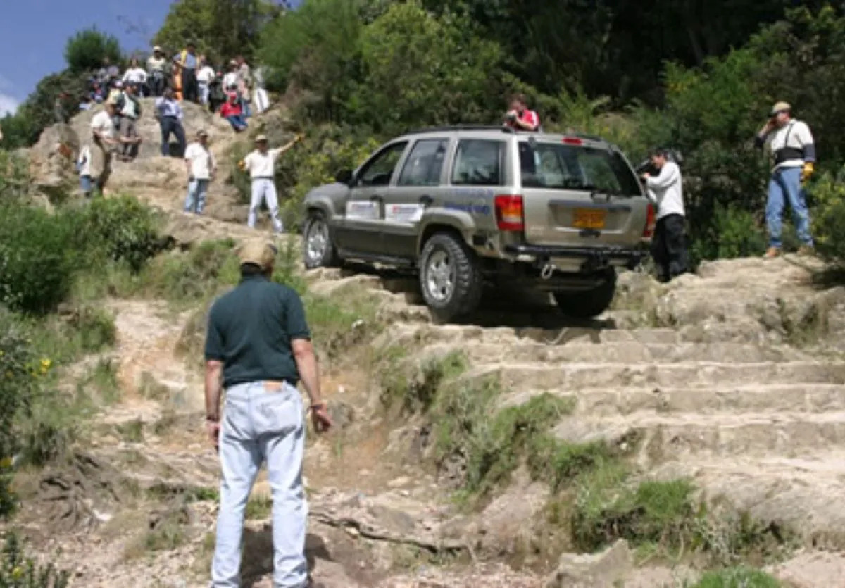 'Jeep' está buscando el automóvil 'Jeep Grand Cherokee' que subió el cerro de Monserrate hace 20 años 1 'Jeep' está buscando el automóvil 'Jeep Grand Cherokee' que subió el cerro de Monserrate hace 20 años Hace 20 años, un Jeep Grand Cherokee subió Monserrate en Bogotá, completando la hazaña en 10 horas. Ahora, Jeep Colombia busca este icónico vehículo para recuperar su legado.