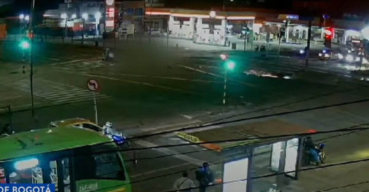 Joven murió tras ser arrollada por una motociclista que se cruzó un semáforo en amarillo Una motociclista arrolló a Camila en la avenida Primero de Mayo, en Bogotá. Aunque la víctima fue llevada a un hospital, falleció debido a la gravedad de sus heridas. Así ocurrió el accidente.