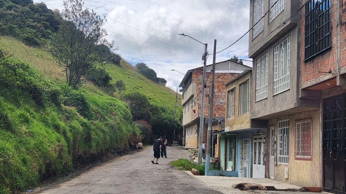 Joven murió tras ser atacado con arma blanca en Usme Antonio José Rodríguez Forero, un hombre residente del barrio Alfonso López, nunca imaginó que salir a la calle mientras aún se celebraba la llegada del Año Nuevo sería el detonante para perder la vida, luego de ser apuñalado misteriosamente en la madrugada.