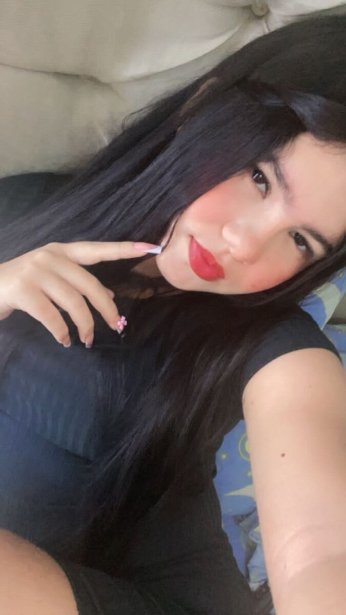 Jovencita de 14 años fue asesinada por sicarios en la puerta de una vivienda Sharon Nicoll Sánchez Narváez, de 14 años, falleció tras ser impactada por disparos. Otras cuatro personas resultaron heridas.