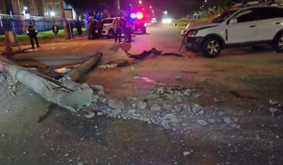 Ladrón chocó contra un poste tras robar una camioneta en Tunjuelito Ladrón chocó contra un poste luego de robar una camioneta de una vivienda en la localidad de Tunjuelito.