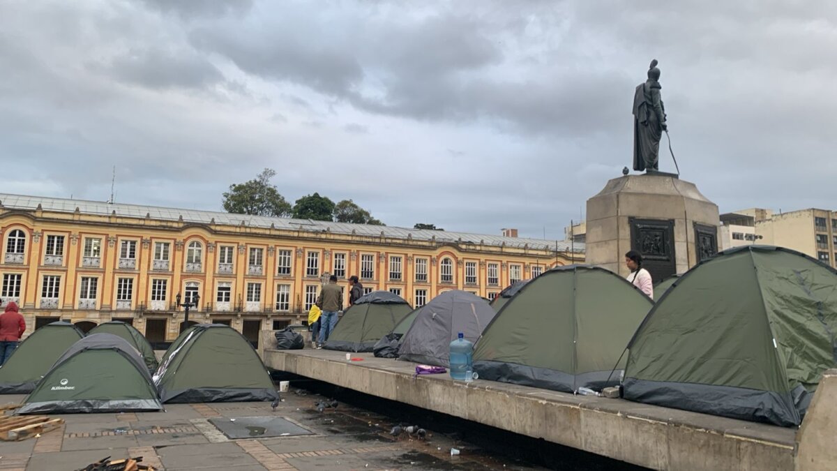 Líderes del Catatumbo llegaron a Bogotá y protestan en la Plaza de Bolívar Las personas desplazadas por la violencia que se vive en el Catatumbo llegaron a Bogotá a exigir al Gobierno Nacional su apoyo para retornar a sus hogares.