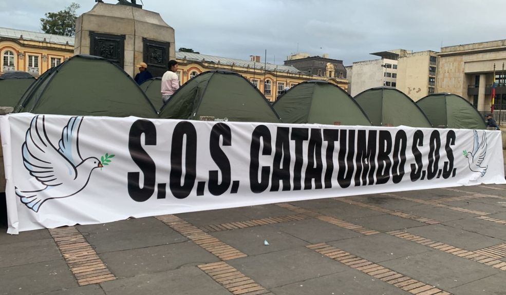 Líderes del Catatumbo llegaron a Bogotá y protestan en la Plaza de Bolívar Las personas desplazadas por la violencia que se vive en el Catatumbo llegaron a Bogotá a exigir al Gobierno Nacional su apoyo para retornar a sus hogares.
