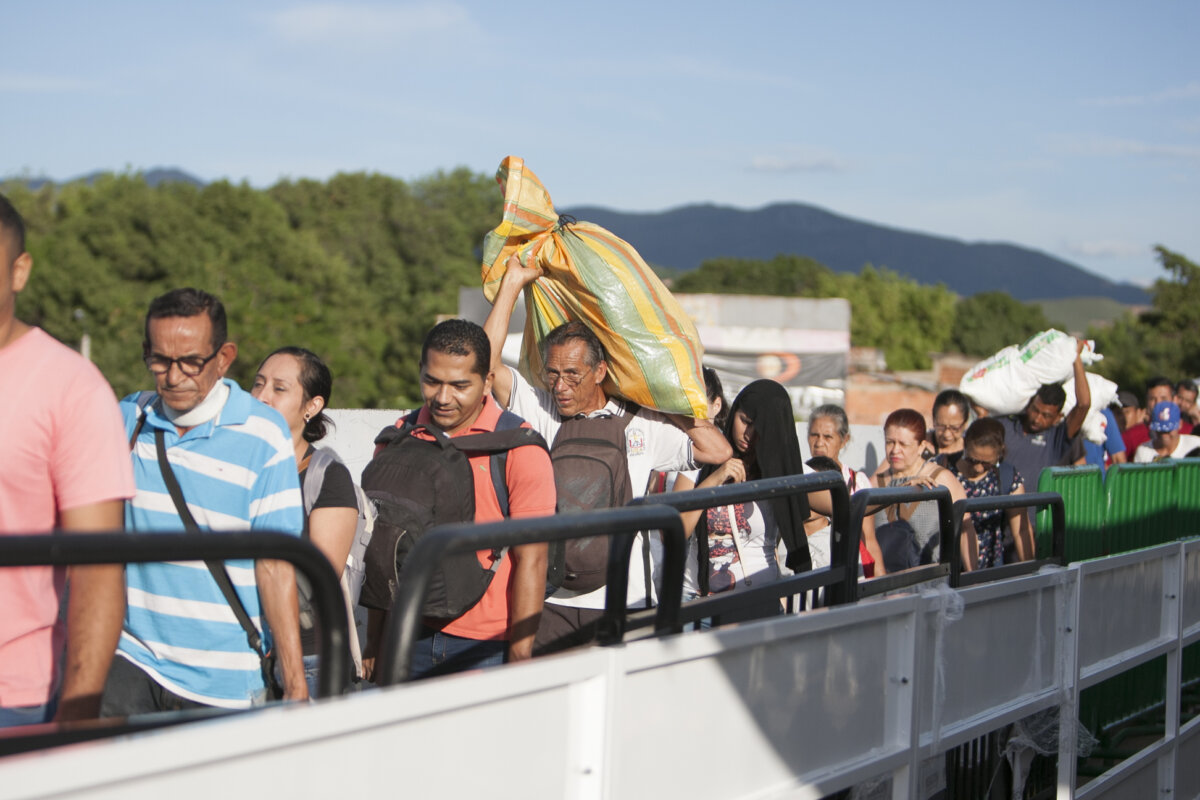 Maduro militariza la frontera con Colombia tras crisis en el Catatumbo 1 Maduro militariza la frontera con Colombia tras crisis en el Catatumbo Nicolás Maduro ordenó el despliegue de más de 2.000 soldados en la frontera con Colombia para asistir a los desplazados por la violencia en el Catatumbo.
