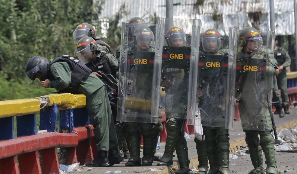 Maduro militariza la frontera con Colombia tras crisis en el Catatumbo Nicolás Maduro ordenó el despliegue de más de 2.000 soldados en la frontera con Colombia para asistir a los desplazados por la violencia en el Catatumbo.