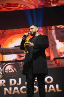 Moska: el DJ colombiano que revoluciona el Afrohouse y conquista el mundo En la 15ª edición de los Premios CDA, Moska se llevó dos galardones. Le contamos los detalles.