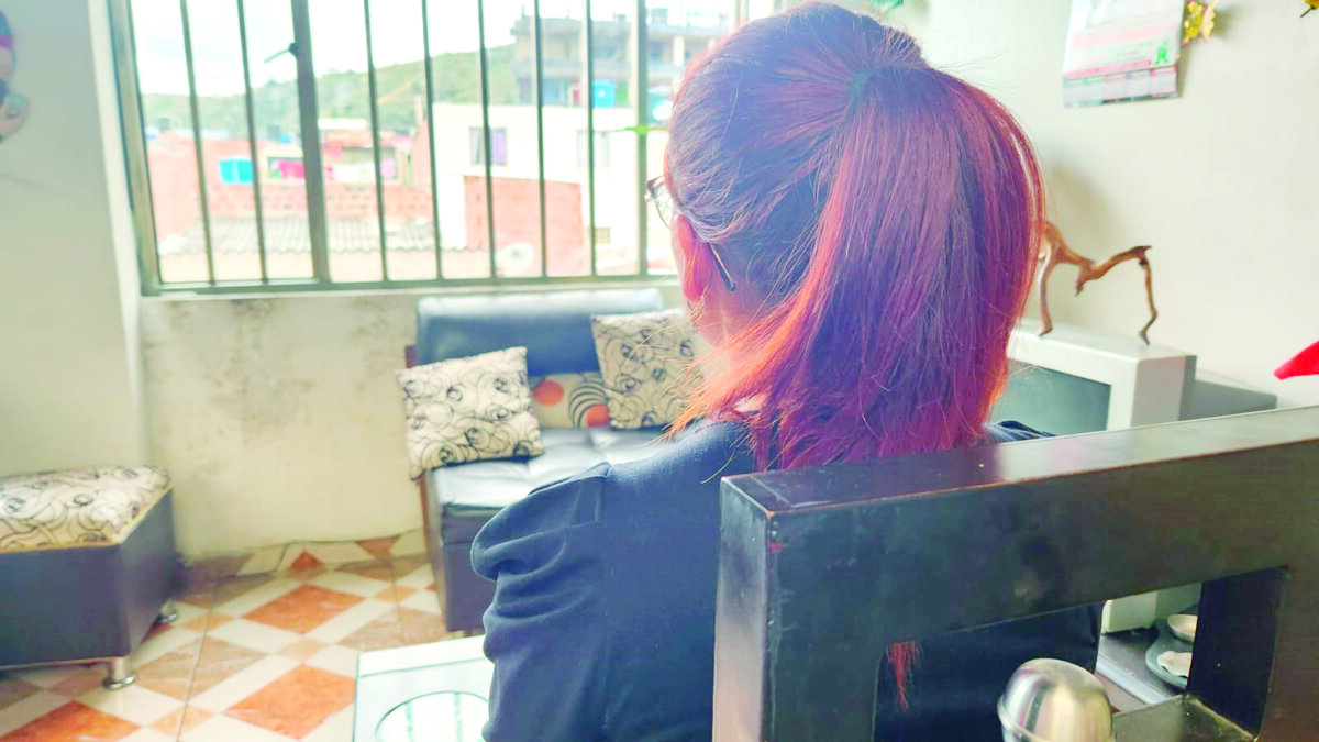 Mujer denuncia que está siendo agredida y amenazada por vecinos en Soacha; tuvo que dejar su casa 1 Mujer denuncia que está siendo agredida y amenazada por vecinos en Soacha; tuvo que dejar su casa La mujer denuncia que varios de sus vecinos la han agredido en múltiples ocasiones. Los hechos ocurrieron en Soacha.