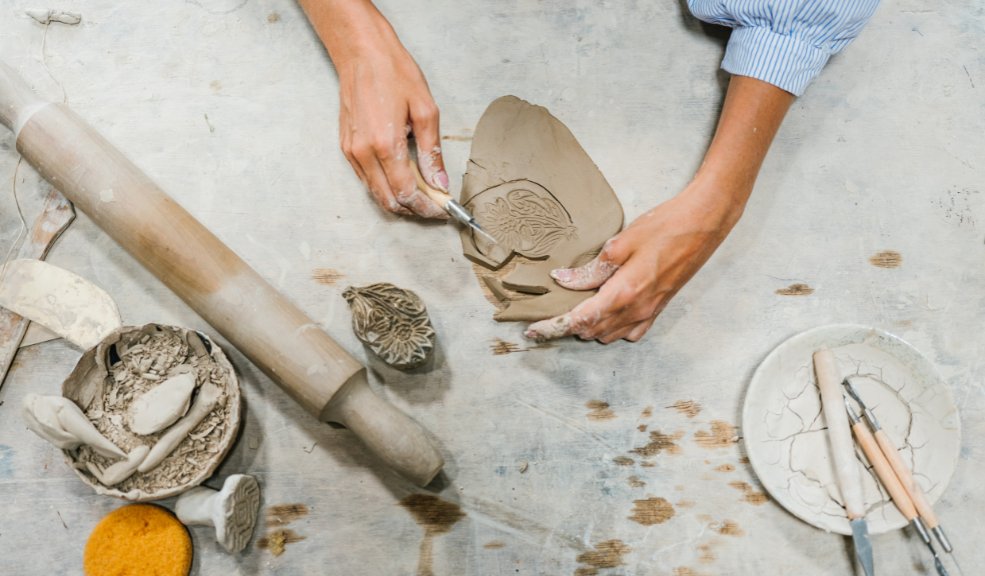 Cómo usar masilla de colores en tus artesanías  Imagina contar con un material sencillo de utilizar que transforme tus proyectos creativos, repare objetos queridos y materialice ideas que antes parecían imposibles. Ese material es la masilla, que inicialmente se usaba en industrias y ahora es clave en muchos hogares de artesanos, decoradores y artistas por su gran versatilidad. Aquí te explicaremos cómo emplear la masilla de colores en tus artesanías de forma sencilla y creativa.&nbsp;