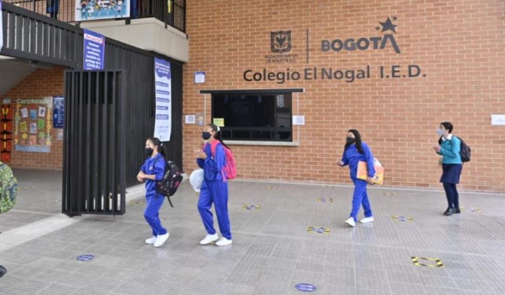 Policía lanza plan para proteger a niños y adolescentes en su regreso a clases 1 Policía lanza plan para proteger a niños y adolescentes en su regreso a clases Con este plan se busca garantizar la seguridad de los estudiantes, prevenir delitos que los afecten y promover la educación en Bogotá y Soacha.