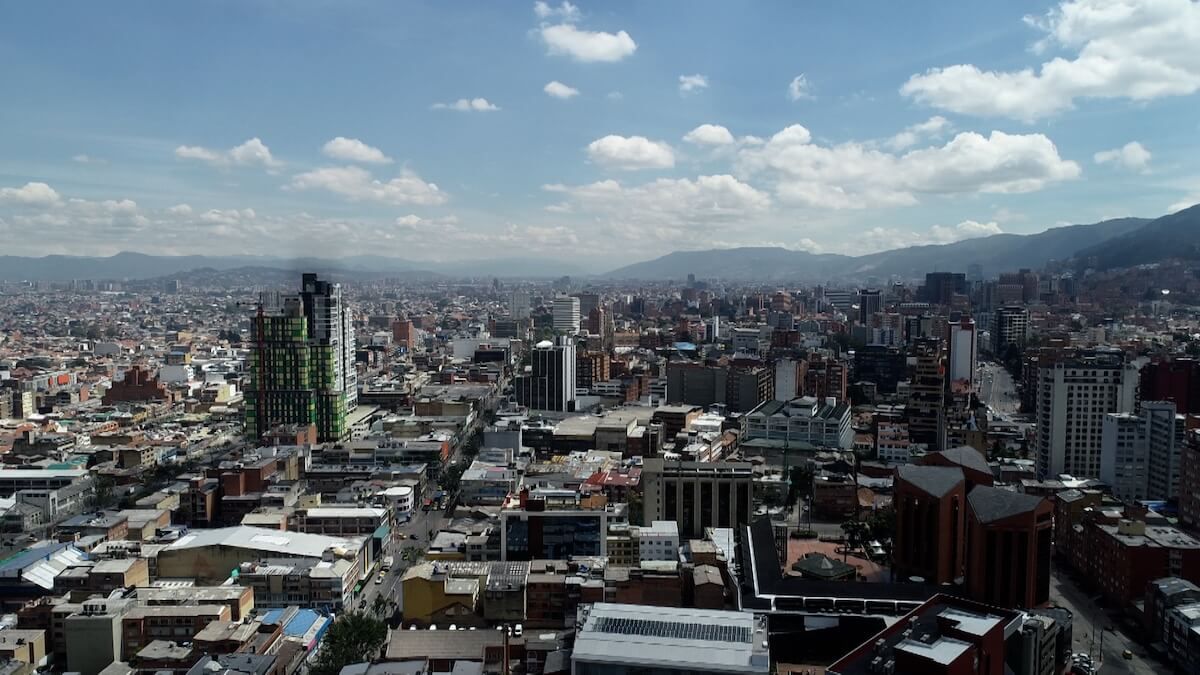 Protéjase del aire contaminado en Bogotá 1 Protéjase del aire contaminado en Bogotá Incendios, como el del Parque Nacional Natural Chingaza, aumentarán el material particulado en el aire en los próximos días.