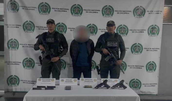 Momento exacto del rescate de la mujer que fue secuestrada por su expareja en Kennedy La expareja de la mujer y quien sería el autor del secuestro, fue capturado por las autoridades. La hija de la víctima también se vio afectada.