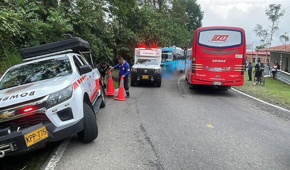 Revelan video del fatal accidente entre un motociclista y un bus en la vía Soacha-Mesitas Se conoció el video exacto del momento en el que un motociclista choca contra un bus intermunicipal y fallece en plena vía.