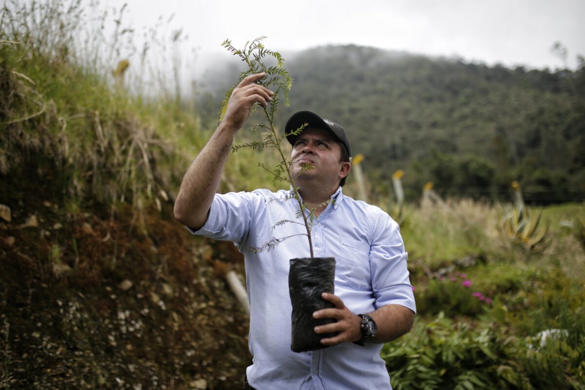 Se abren convocatorias para 'Fondo Emprender SENA': Conozca cómo financiar su proyecto 1 Se abren convocatorias para 'Fondo Emprender SENA': Conozca cómo financiar su proyecto El SENA de Colombia lanzó nuevas convocatorias para el Fondo Emprender 2025, ofreciendo apoyo financiero a emprendedores rurales con proyectos innovadores para fortalecer el empleo y desarrollo económico.
