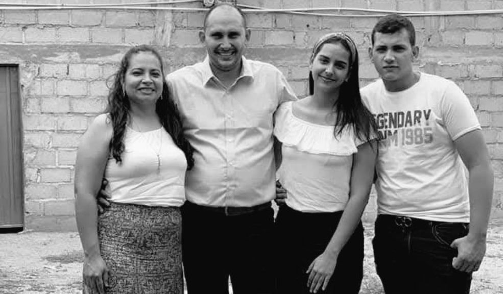 Se disparan extorsiones en Aguachica tras la masacre de familia pastoral 4 Se disparan extorsiones en Aguachica tras la masacre de familia pastoral Hasta el secretario de Gobierno de Aguachica, Isaac Olguín, ha sido blanco de intimidaciones a través de mensajes de texto y WhatsApp.