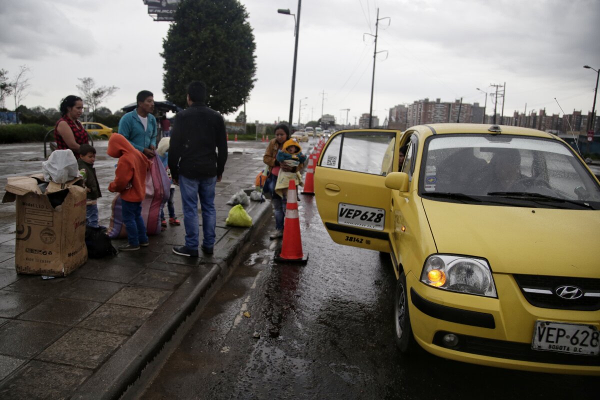 Tarifa de taxis en Bogotá 2025: carrera mínima, recargos y más 1 Tarifa de taxis en Bogotá 2025: carrera mínima, recargos y más Estas son las tarifas del servicio de taxi, Zonas de Parqueo Pago, parqueaderos y Pico y Placa Solidario para este 2025.