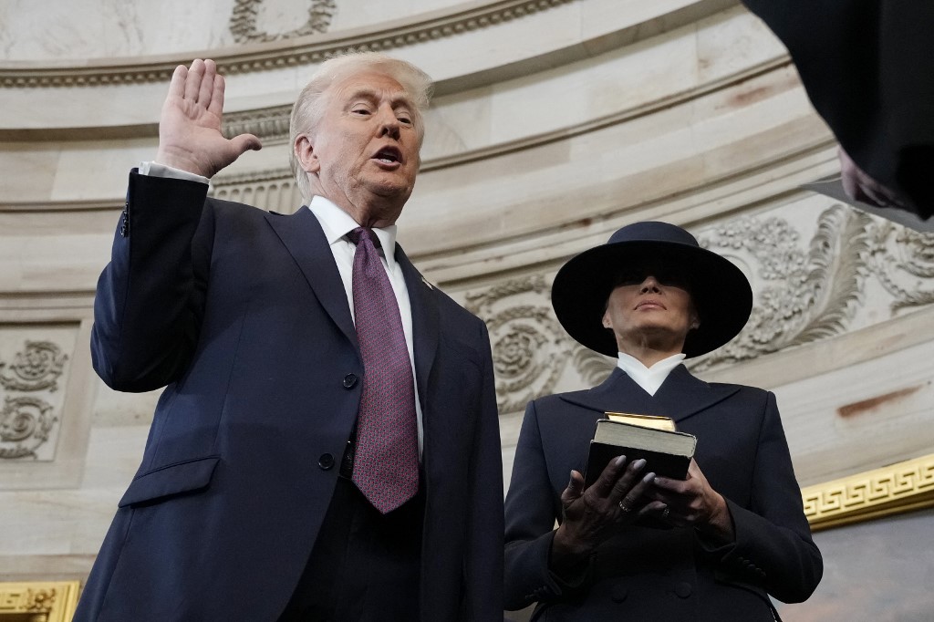 Trump regresó al poder y los migrantes tiemblan Durante la ceremonia de posesión, Trump juró "proteger la Constitución" sobre una biblia heredada. Conozca sus políticas migratorias.