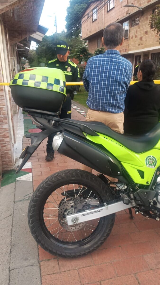 ÚLTIMA HORA: Asesinato de una mujer en una vivienda de Kennedy 1 ÚLTIMA HORA: Asesinato de una mujer en una vivienda de Kennedy Autoridades confirmaron el asesinato de una mujer en una vivienda de la localidad de Kennedy, en el barrio El Carmelo. Esto se sabe.