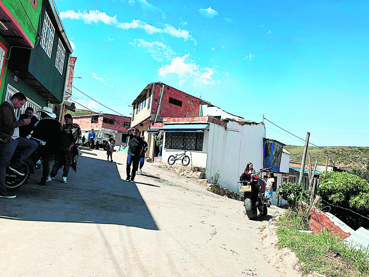 Un muerto y un herido deja ataque en Ciudad Bolívar 1 Un muerto y un herido deja ataque en Ciudad Bolívar En horas de la mañana de ayer en medio de la celebración del Nuevo Año, una familia fue atacada a tiros cuando estaban departiendo a las afueras de una vivienda en la localidad de Ciudad Bolívar. El terrible crimen dejó a una persona muerta y a otra herida.